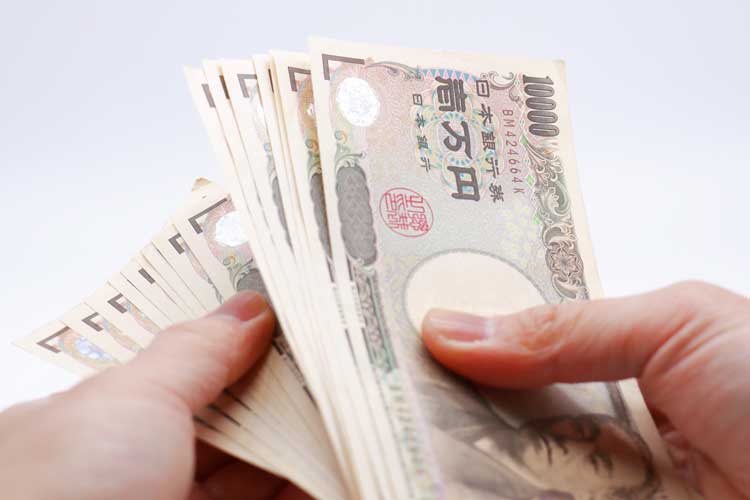 Earn while studying in Japan counting japanese yen